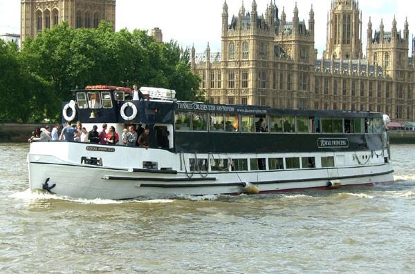 inviting your love ones to a fantastic boat party - a boat party on the River Thames