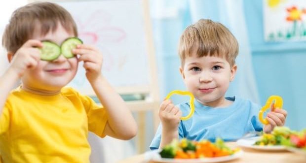 kids eating a healthy lunch