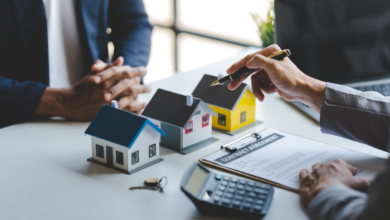 Why You Should Use Experienced Mortgage Brokers - mortgage broker and a client