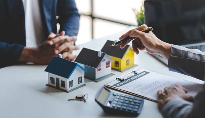 Why You Should Use Experienced Mortgage Brokers - mortgage broker and a client