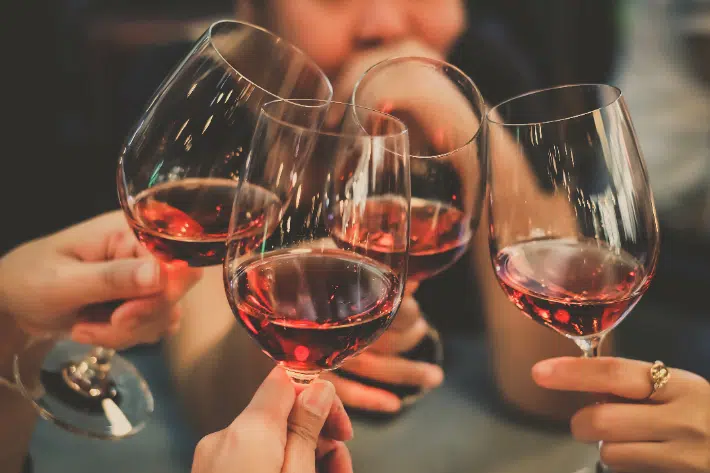 How To Buy Wines Online - Friends clicking glasses of wine.